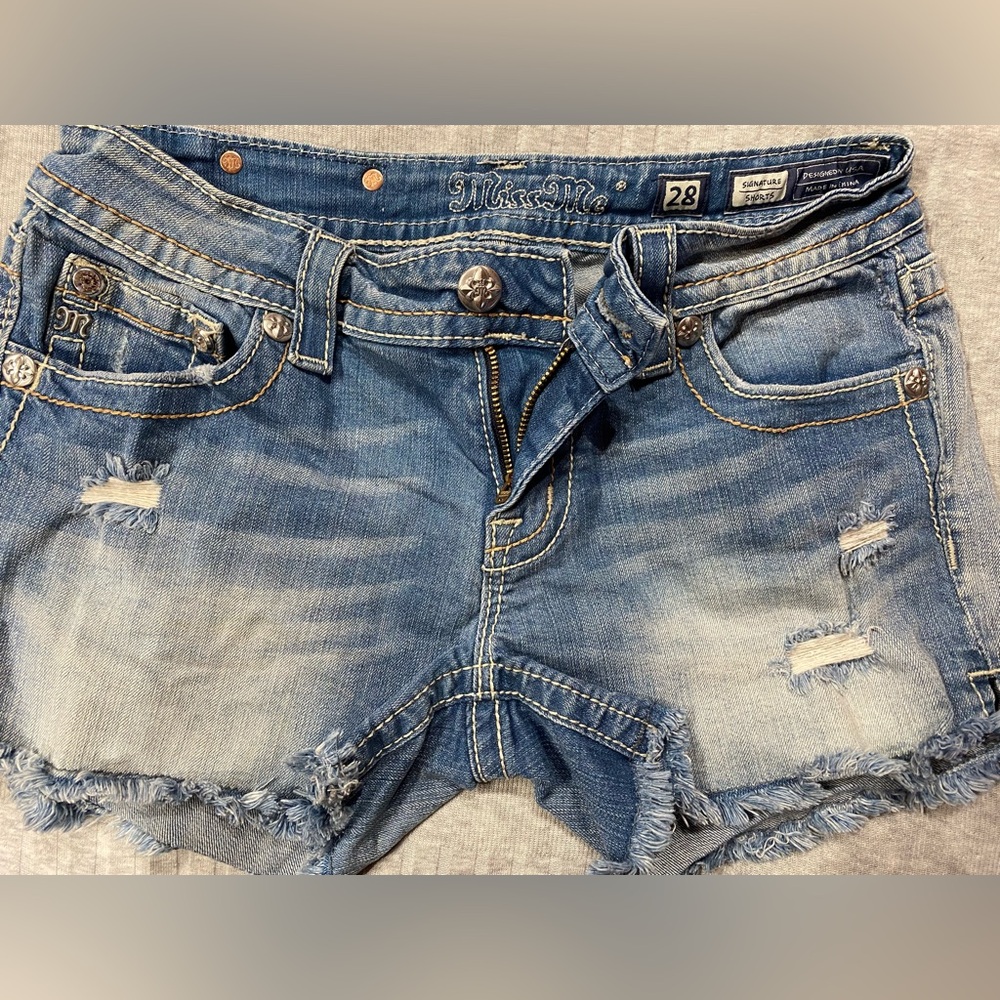 Miss Me Women’s light wash jean signature shorts, size 28.